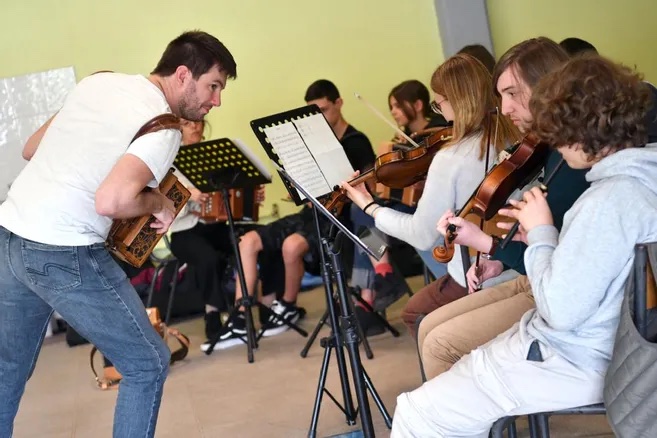 Restitution musicale et bal Trad’ avec les élèves du Collège Rollinat, Rémi Geffroy, Rémi Sallard et le CRMTL